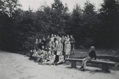 351689 Groepsportret met leerlingen van de Bilderdijkschool te Utrecht tijdens een schoolreisje.